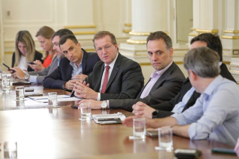 Serenellini y Adorni encabezaron un encuentro de voceros en la Casa Rosada