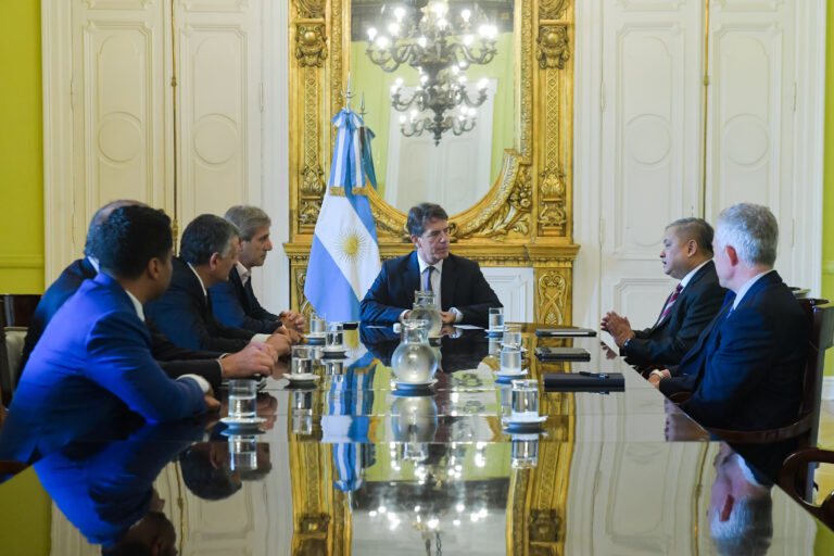 El jefe de Gabinete y el ministro de Economía recibieron a ejecutivos de YPF y Petronas por un proyecto de inversión de 180 millones de dólares