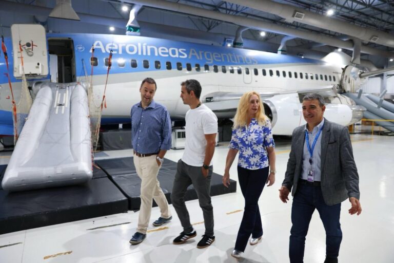 Karina Milei, Martín Menem y Manuel Adorni recorrieron instalaciones de Aerolíneas Argentinas