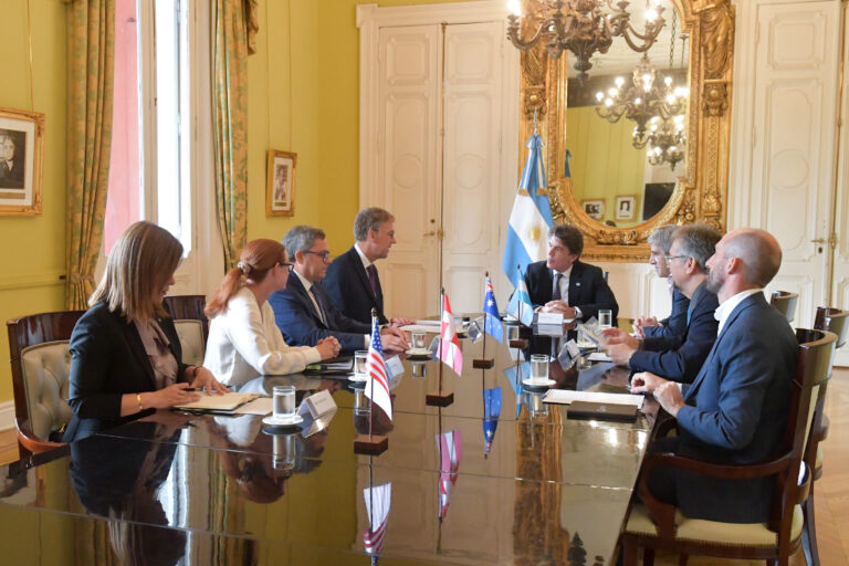 Posse y Caputo recibieron en la Casa Rosada a directivos de la minera Río Tinto