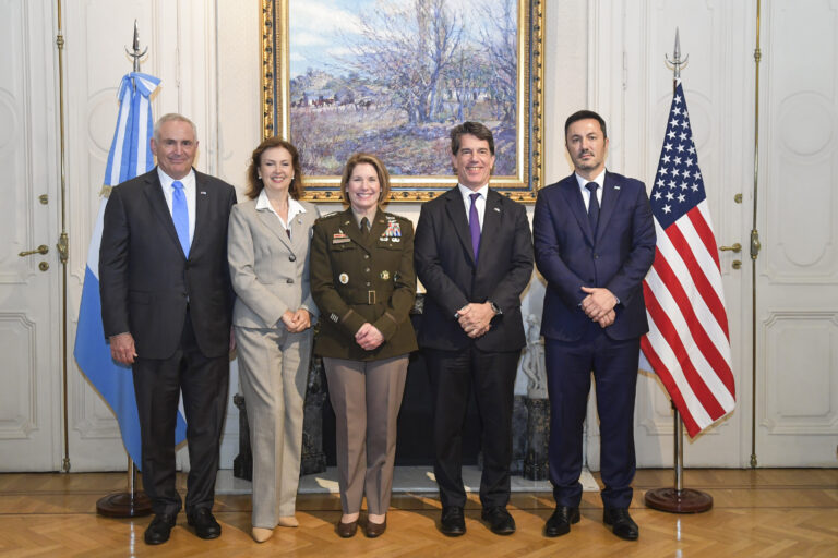 El Gobierno recibió a la Jefa del Comando Sur de Estados Unidos