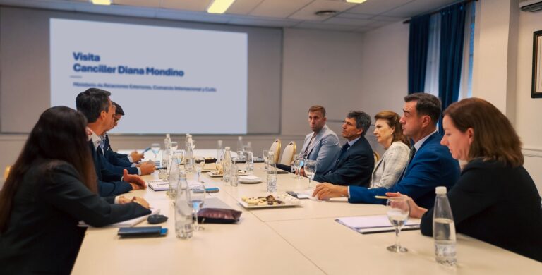 La Canciller Mondino visitó la Fábrica Argentina de Aviones «Brigadier San Martín» S. A. (FADEA) en Córdoba