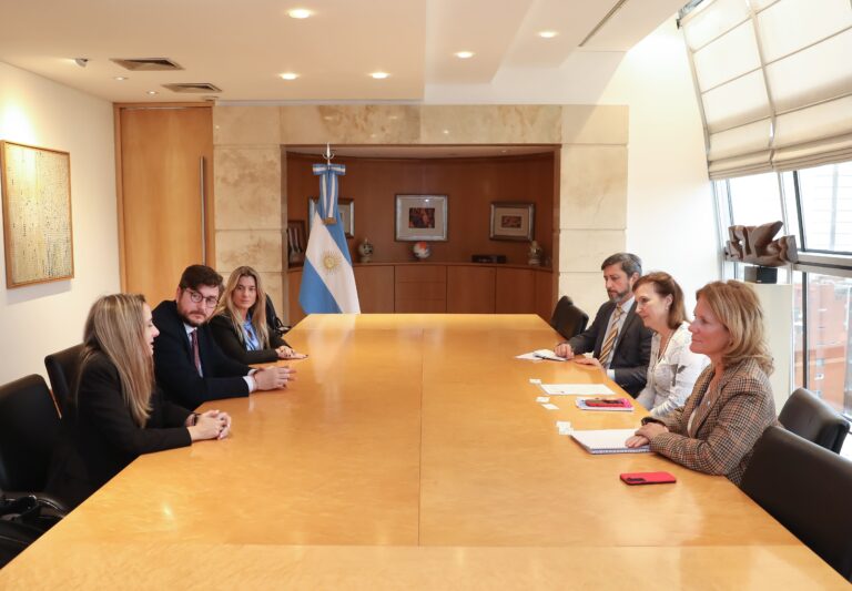 Encuentro de la Canciller con el Vicepresidente de Asuntos Institucionales y Comunicación Corporativa del Grupo Ferrero, Matteo Mattei
