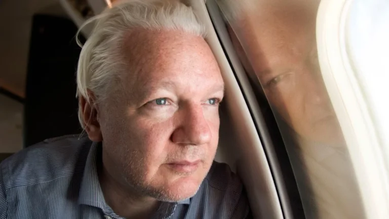 En viaje hacia la libertad, Assange llegó a Tailandia, escala previa a su declaración en un territorio estadounidense en el Pacífico 