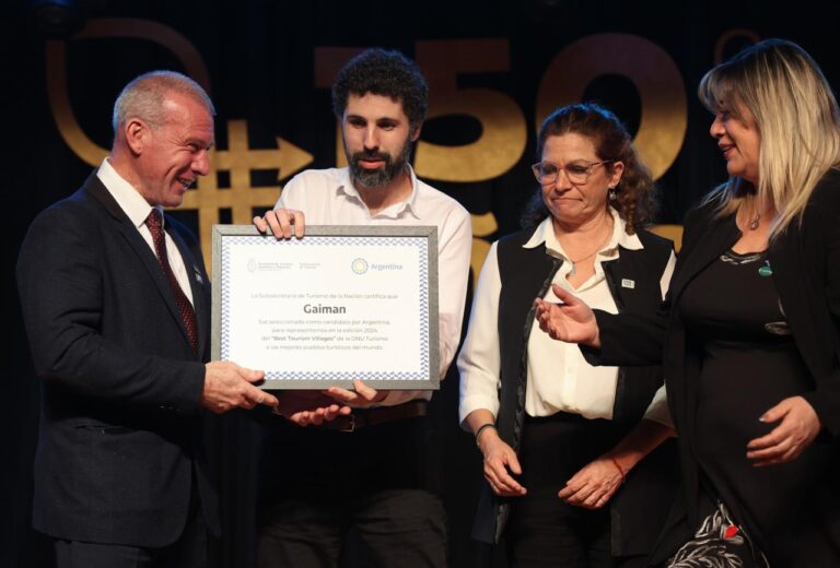 Gaiman recibió su certificado de finalista en Best Tourism Villages