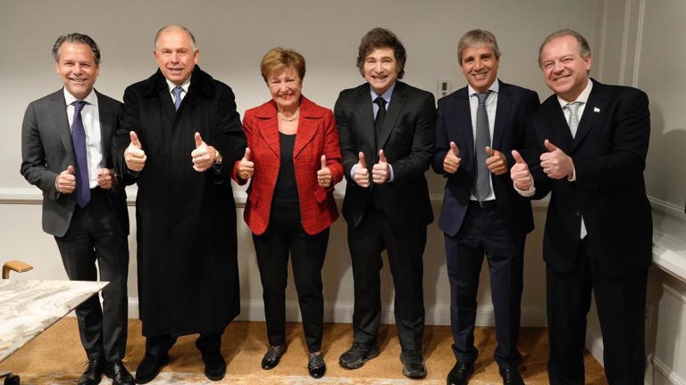 Milei dice que el préstamo con el FMI no agranda la deuda, pero no da lo mismo que deberle al Banco Central