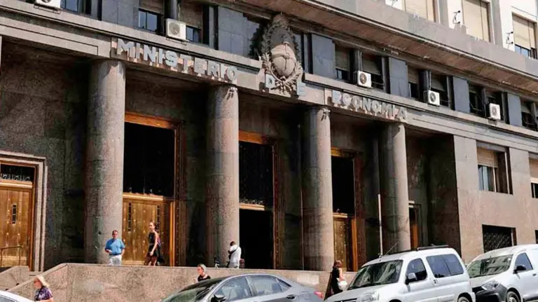 El mensaje del gobierno a los que pronostican devaluación: ofrece títulos atados al dólar en la próxima licitación