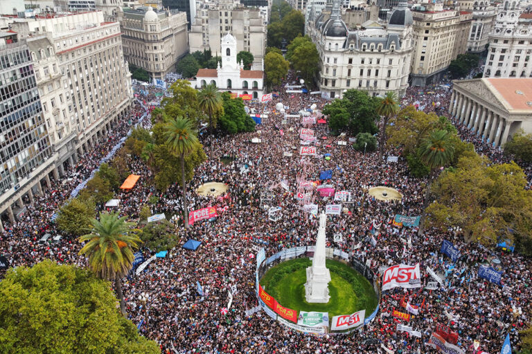 Una marea de gente se volcó a la calle contra el negacionismo del gobierno