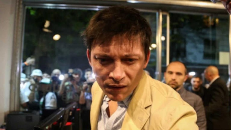 Santiago Caputo, como un rey africano