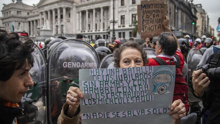 Equiparar la edad jubilatoria de hombres y mujeres y eliminar los 30 años de aportes, el plan que escuchan en el Gobierno