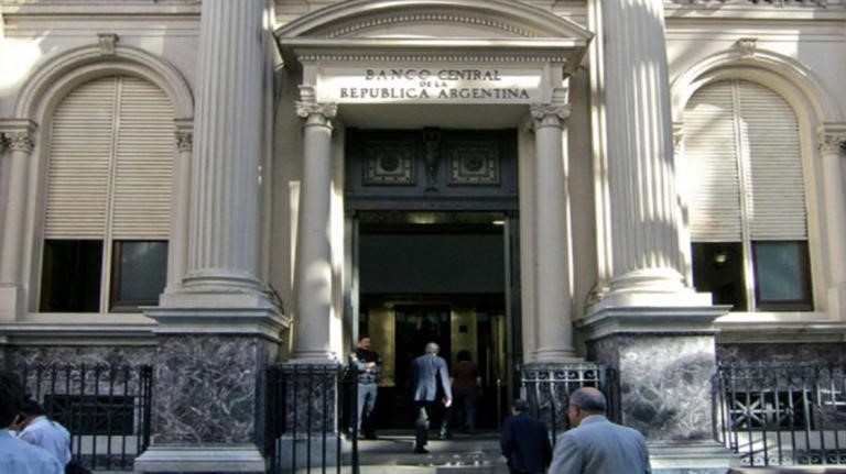 Un director del Banco Central explicó por qué el Gobierno quiere que el dólar baje a $1.000