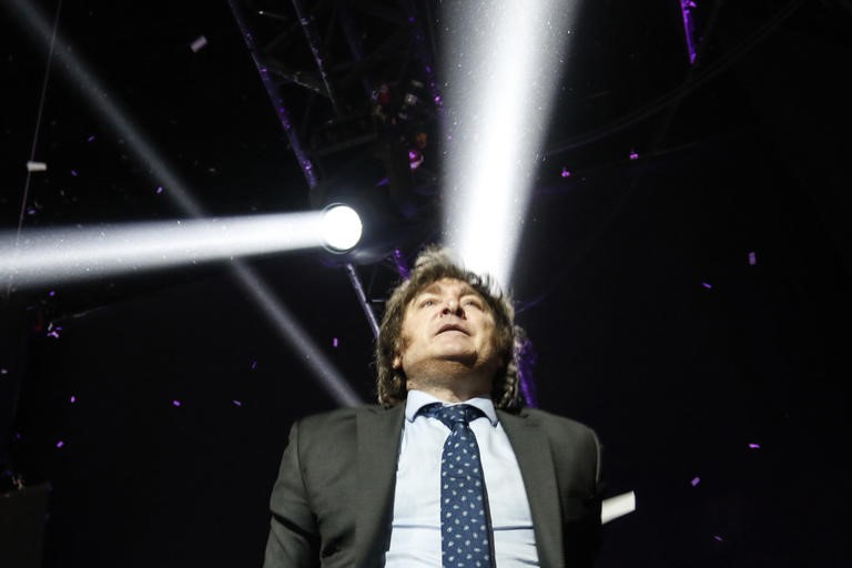 Freno económico y fuga de inversiones: el Financial Times dinamita el relato de Milei