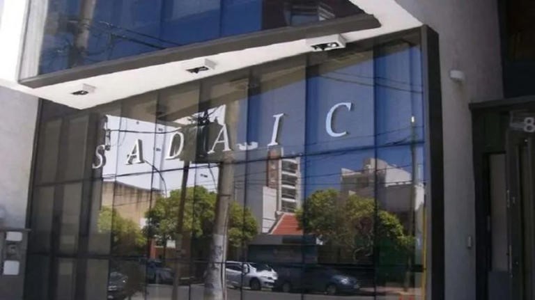 SADAIC intimó judicialmente a Manuel Adorni por calumnias e injurias: «La música tiene valor y tiene dueño»