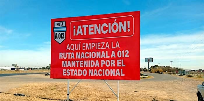 Mientras crece el conflicto entre Nación y las provincias, aparecieron carteles de Pullaro contra Milei por las rutas nacionales