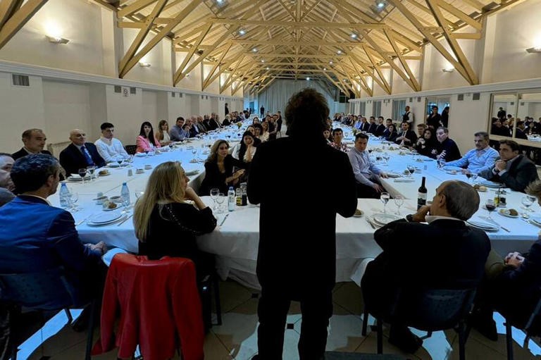 Milei y una charla motivacional con empanadas y película de Francella